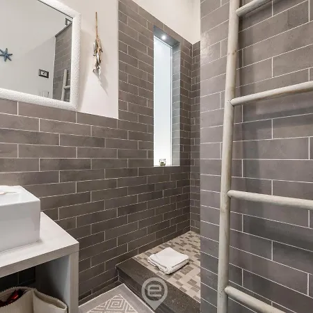 Apartment 73 E 74 - 74 *
