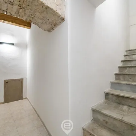 Apartment 73 E 74 - 74 *